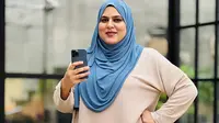 15 Inspirasi Outfit Casual Wanita Hijab Berisi yang Bikin Tampil Menawan