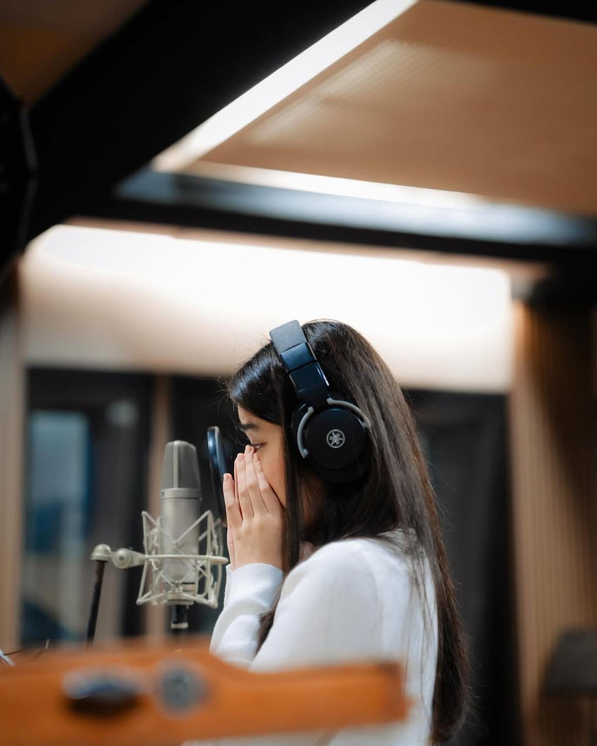 4 Potret Aqeela Calista Saat Rekaman Lagu, Isyaratkan Akan Rilis Single Baru dalam Waktu Dekat?