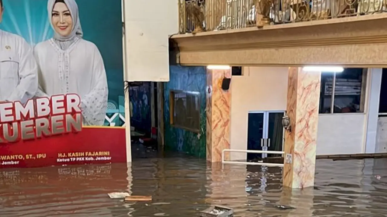 Rumah Pribadi Bupati Jember Hendy Siswanto untuk yang ketiga kalinya terendam banjir. (Istimewa)