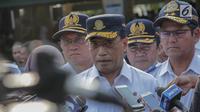 Menteri Perhubungan Budi Karya memberikan keterengan kepada awak media usai apel persiapan pengamanan dan angkutan lebaran 2019 di Stasiun Gambir, Jakarta, Minggu (26/5/2019). (Liputan6.com/Faizal Fanani)