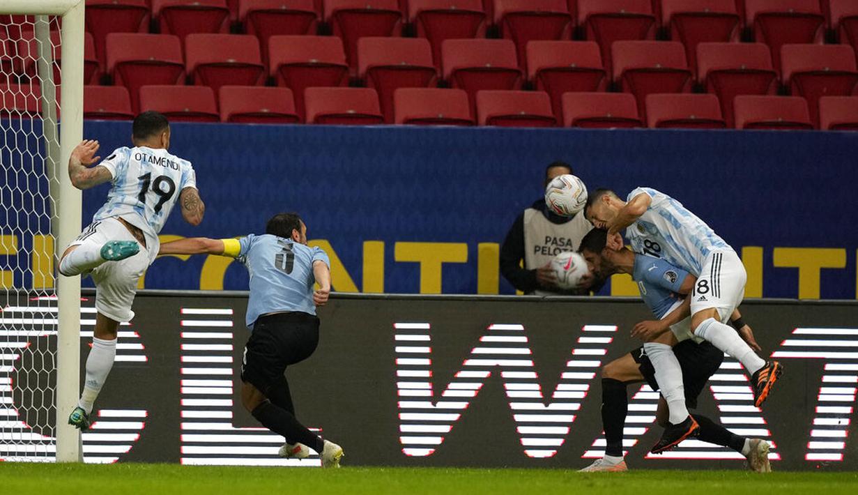 Satu-satunya gol yang tercipta di laga ini dicetak oleh pemain Argentina, Guido Rodriguez, saat laga baru berjalan 13 menit. (AP/Ricardo Mazalan)