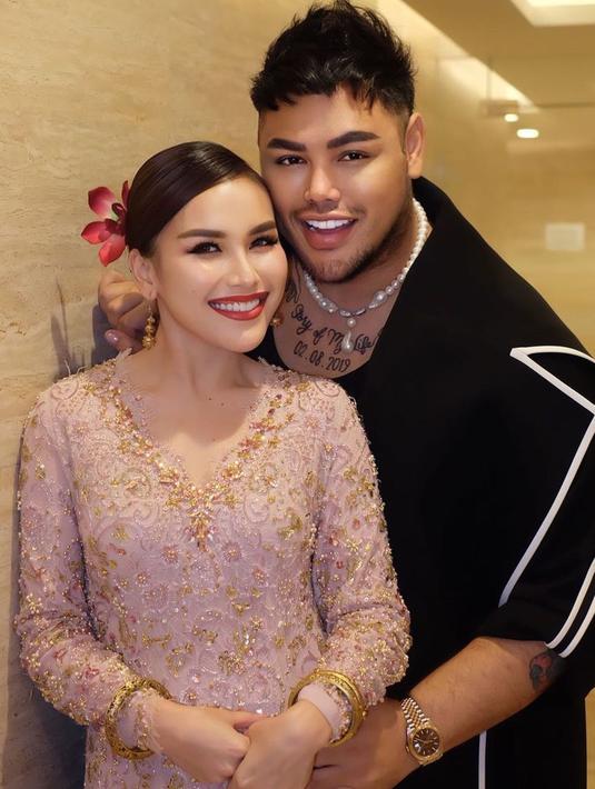 Tak hanya itu, Ayu Ting Ting dan Ivan Gunawan kembali menampilkan kedekatan mereka dengan berfoto bareng. Potret keduanya ini langsung dibanjiri doa netizen agar dua selebriti ini berjodoh hingga ke pelaminan (Liputan6.com/IG/@ayutingting92)