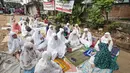 Sejumlah ibu-ibu menggelar doa bersama di lokasi, RT 1 RW 12, Jl Saharjo, Manggarai, Jakarta, Rabu (26/4). Penggusuran tersebut dilakukan untuk pembangunan Double Double Track (DDT) Manggarai-Soekarno Hatta. (Liputan6.com/Faizal Fanani)
