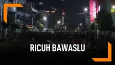Polisi pukul mundur pendemo Bawaslu yang meluas hingga Jalan Sabang. Petugas gunakan gas air mata untuk bubarkan massa.