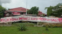 Spanduk bertuliskan ‘Tolak Kepala Kantor Imigrasi baru di Gorontalo’ kembali dipasang oleh Aliansi Pemuda Peduli Gorontalo. (Arfandi Ibrahim/Liputan6.com)