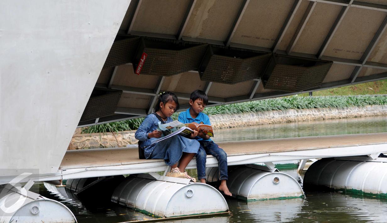 Perpustakaan Terapung di Taman Ayodya, Jaksel (22/12/2015). Pemprov DKI berencana akan membangun sarana seni dan edukasi di setiap taman di Jakarta. (Liputan6.com/Helmi Afandi)
