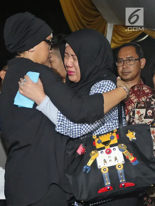 Menlu Retno Marsudi mengucapkan duka cita kepada istri almarhum Kapus Data Informasi dan Humas BNPB Sutopo Purwo Nugroho, Retno Utami di rumah duka Raffles Hils, Cimanggis, Depok, Minggu (7/7/2019). Sutopo tutup usia di Guangzhou, China karena kanker paru-paru. (Liputan6.com/Herman Zakharia)