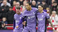 Darwin Nunez (kanan) merayakan gol yang dicetaknya ke gawang Brentford saat Liverpool bertamu ke&nbsp;Gtech Community Stadium dalam lanjutan Liga Inggris 2023/2024, Sabtu (17/2/2024) malam WIB.&nbsp;(AP Photo/Kirsty Wigglesworth)