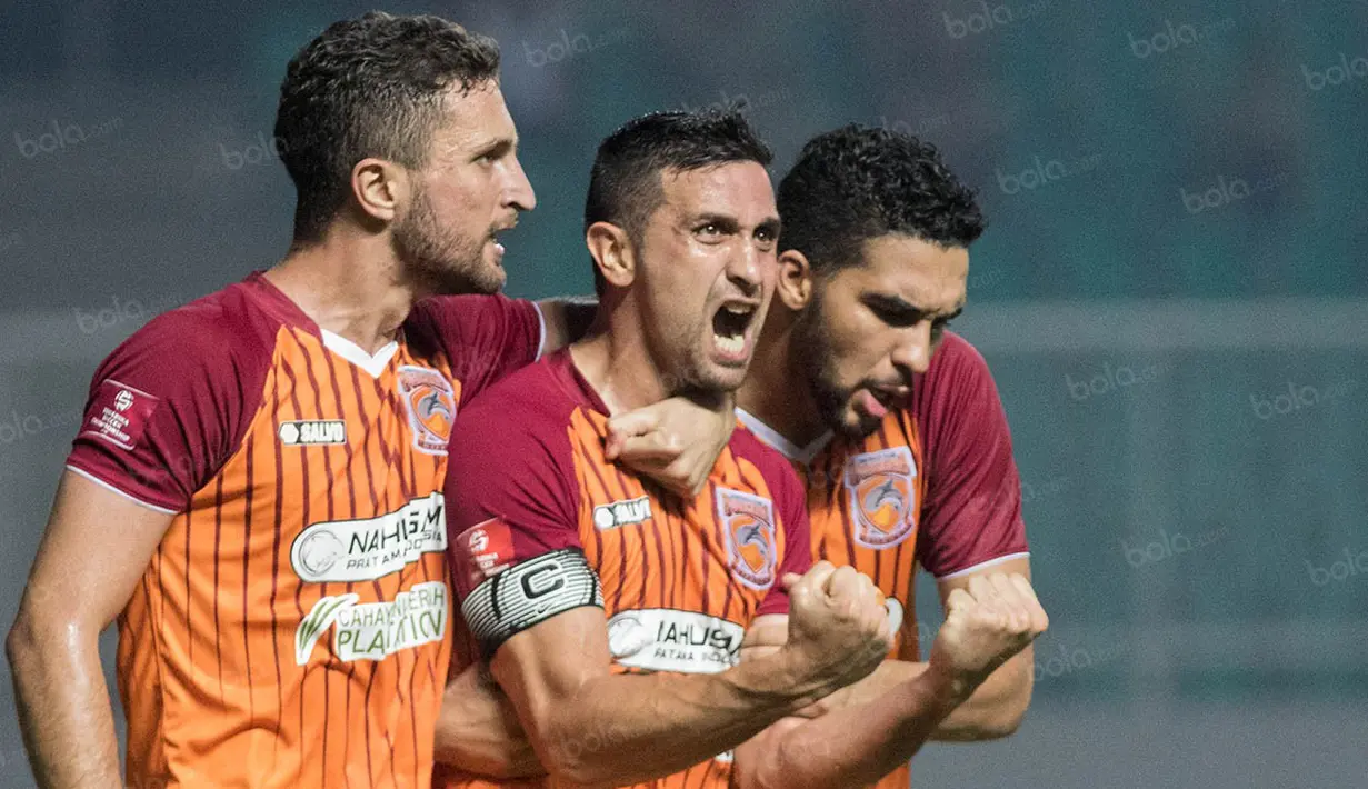 Bomber Borneo FC, Pedro Javier, (tengah) merayakan gol yang dicetaknya ke gawang PS TNI. Gol Pedro ini sempat membuat kedudukan menjadi imbang 1-1 setelah sebelumnya Borneo FC sempat tertinggal. (Bola.com/Vitalis Yogi Trisna)
