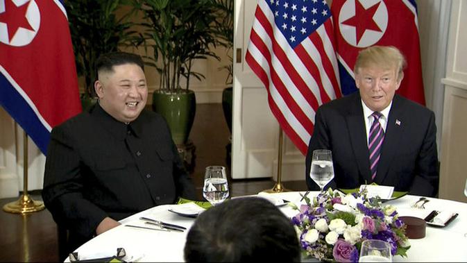 Kim Jong-un dan Donald Trump saat makan malam di acara KTT AS - Korea Utara jilid 2 di Hanoi, Vietnam. (AP)