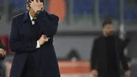 Pelatih AS Roma, Paulo Fonseca merapikan rambutnya saat bertanding melawan AS Roma pada pertandingan lanjutan Liga Serie A Italia di stadion Olimpiade di Roma, Senin (22/3/2021). Sementara Roma tertahan di urutan enam dengan 50 poin dari 28 pertandingan. (Alfredo Falcone/LaPresse via AP)