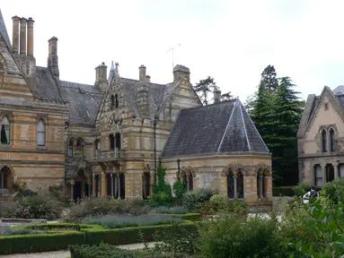 Hotel Ettington Park yang dipakai dalam film The Haunting of Hill House. Film yang membawa tema kejadian misterius di rumah ini bakal membuat anda merinding dengan latar bangunan tua yang mengerikan. (Heather Cowper / Flickr)