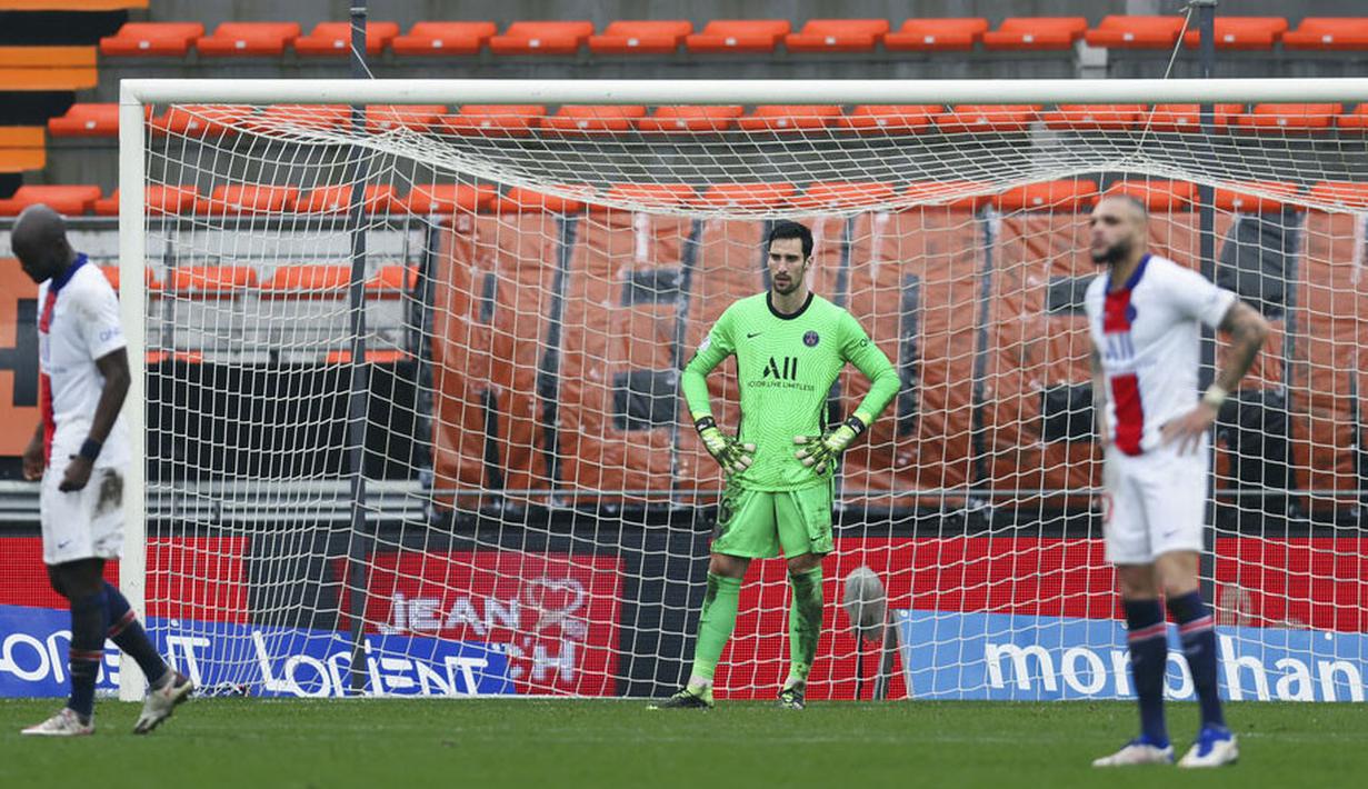 Kiper Paris Saint-Germain (PSG), Sergio Rico, tampak lesu usai ditaklukkan Lorient pada laga Liga Prancis di Stadion Moustoir, Minggu (31/1/2021). PSG takluk dengan skor 3-2. (AP/David Vincent)