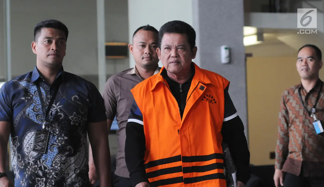 Wali Kota Pasuruan Setiyono usai menjalani pemeriksaan penyidik KPK di Gedung KPK, Jakarta, Jumat (5/10). KPK menduga proyek-proyek di Pasuruan diatur Setiyono melalui 3 orang dekatnya yang dikenal dengan sebutan Trio Kwek-Kwek. (Merdeka.com/Dwi Narwoko)
