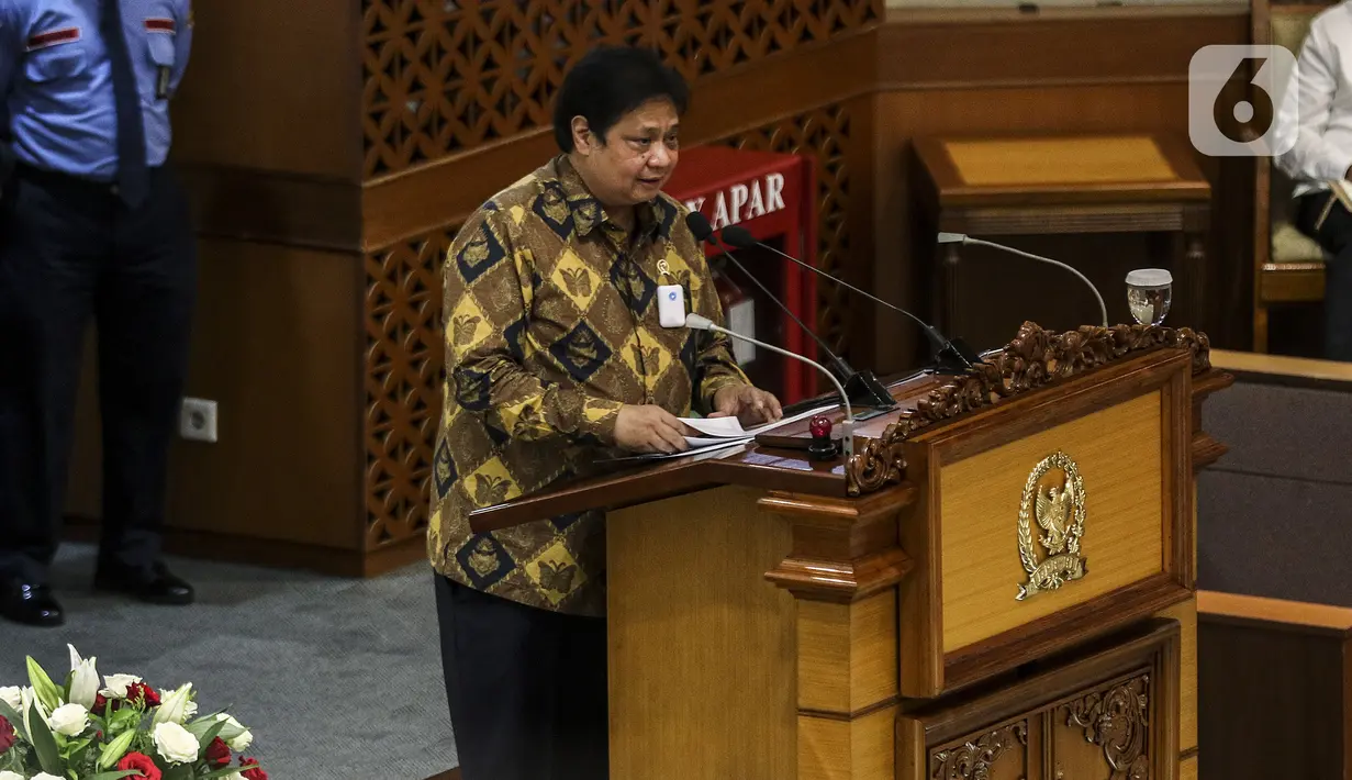 Menko Perekonomian Airlangga Hartarto menyampaikan pandangan akhir pemerintah mengenai RUU Cipta Kerja saat Rapat Paripurna di Kompleks Parlemen, Jakarta (5/10/2020). Rapat membahas berbagai agenda, salah satunya mengesahkan RUU Omnibus Law Cipta Kerja menjadi UU. (Liputan6.com/JohanTallo)