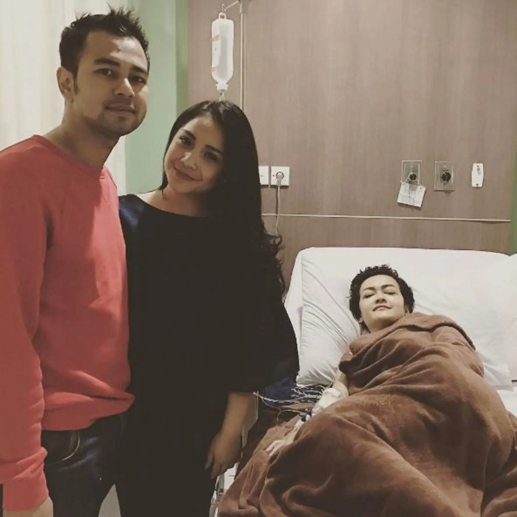 Raffi Ahmad dan Nagita Slavina saat menjenguk Julia Perez di rumah sakit. (Instagram)