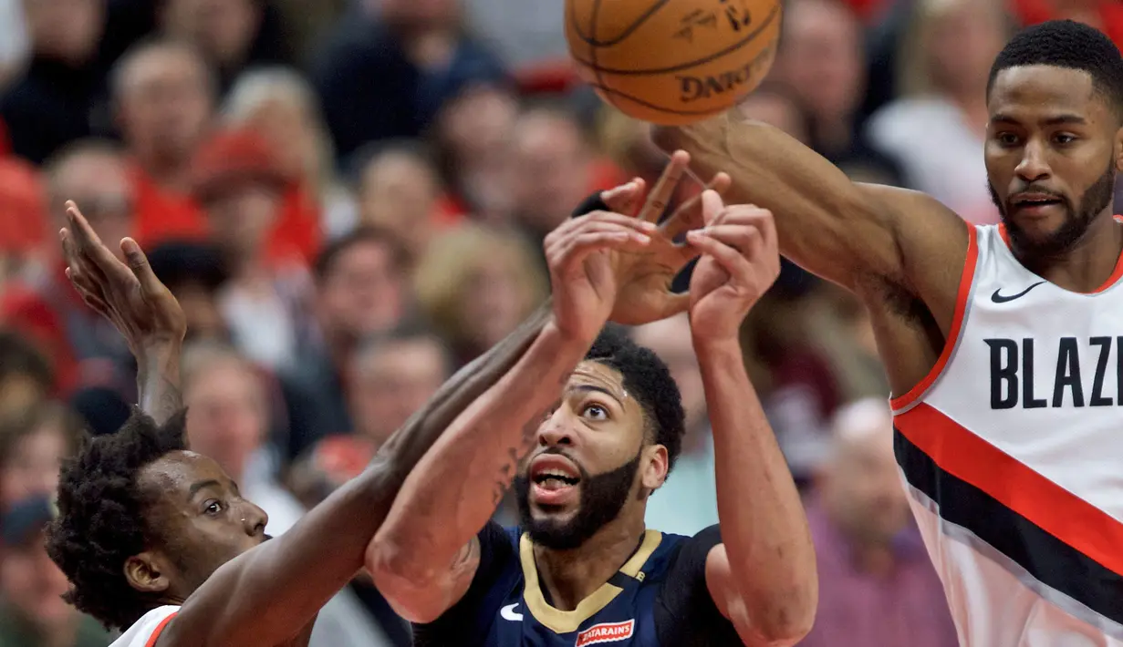 Para pemain Portland Trail Blazers mencoba menghalau bola tembakan pemain Pelicans, Anthony Davis (tengah)  pada laga Playoffs game ke-2 NBA basketball di Moda Center, Portland, (17/4/2018). Pelicans menang 111-102. (AP/Craig Mitchelldyer)