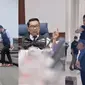 Potret Ridwan Kamil di Hari Pertama Kerja Usai Kepergian Eril, Ditemani oleh Putra Bungsunya Arkana. (Sumber: Instagram @ridwankamil)