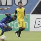 Striker Arema FC, Ricky Kayame, berusaha mengontrol bola saat melawan Bhayangkara FC pada laga perempat final Piala Presiden 2019 di Stadion Patriot, Bekasi, Sabtu (30/3). Bhayangkara kalah 0-4 dari Arema. (Bola.com/Yoppy Renato)