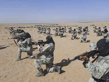 Para prajurit Taliban tengah dilatih dalam program pelatihan yang digelar selama tiga minggu di Lashkar Gah yang berada di Provinsi Helmand, barat daya, Afghanistan, Senin (25/10/2021). Para prajurit dilatih ketahanan fisik dan juga memegang senjata. (AP Photo/Abdul Khaliq)