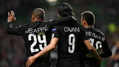 Tiga pemain Paris Saint-Germain, Neymar (kanan), Kylian Mbappe (kiri) dan Edinson Cavani (tengah) merayakan gol saat melawan Celtic pada laga grup B Liga Champions di Celtic Park, Glasgow (12/9/2017). PSG menang 5-0. (AFP/Franck Fife)