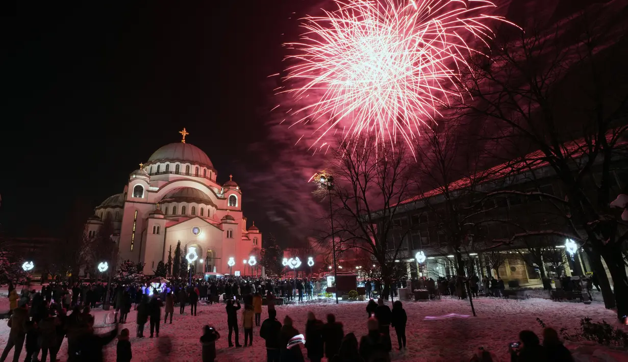 Kembang api menerangi langit di atas Kuil St. Sava di Beograd, Serbia, Jumat (14/1/2022). Umat Kristen Ortodoks di Serbia merayakan Tahun Baru pada 14 Januari, menurut kalender Julian. (AP Photo/Darko Vojinovic)