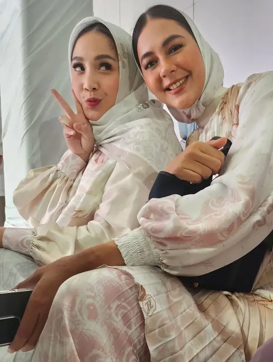 <p>Ada yang beda dari penampilan Nagita Slavina dan Paula Verhoeven baru-baru ini. [@paula_verhoeven/@shireensungkar].</p>