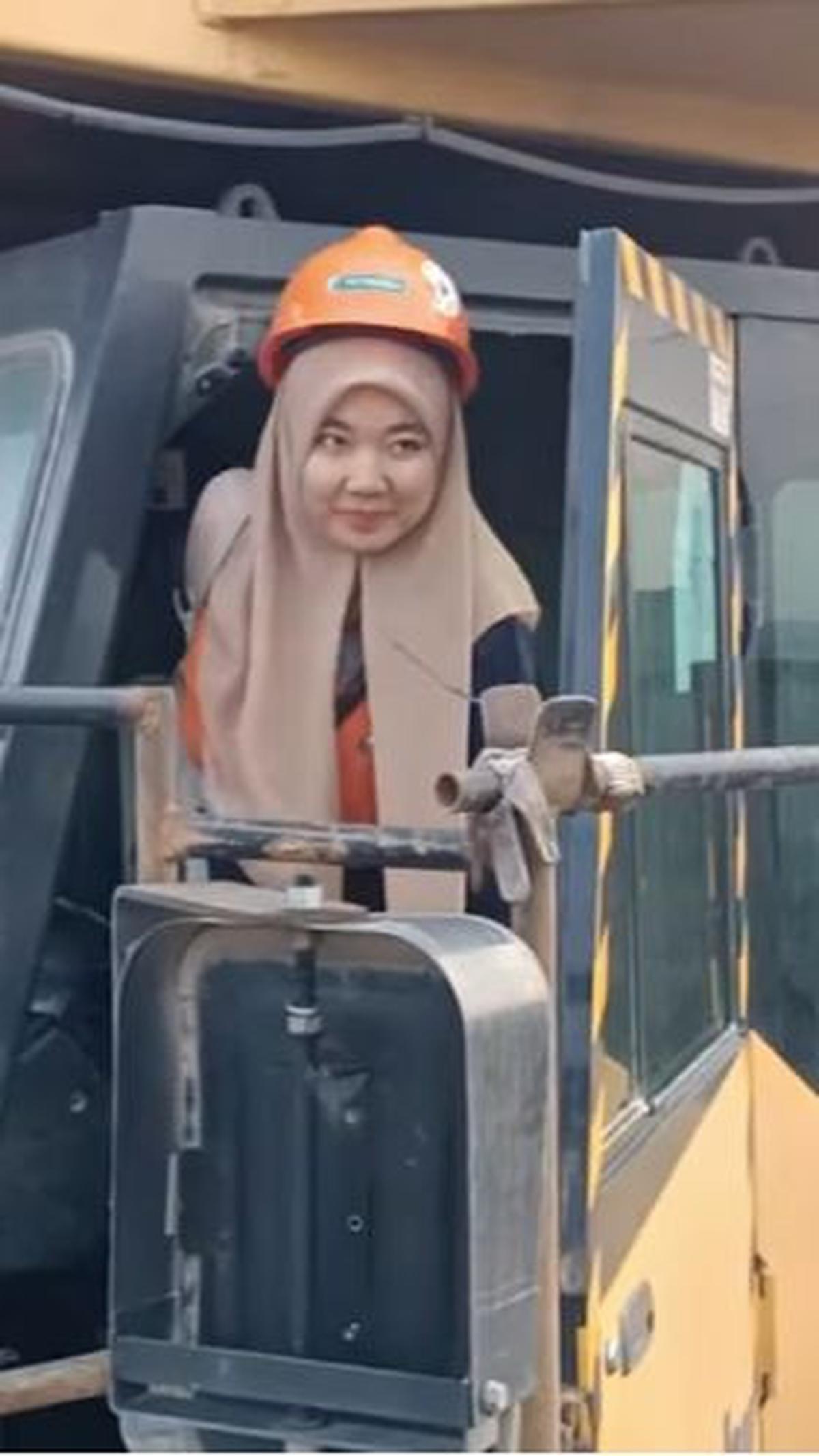 &ldquo;Nah untuk kali ini nama developer kita ini Mbak Nelly tuh,&rdquo; lanjut perekam video memperkenalkan srikandi lainnya.&nbsp;<br>