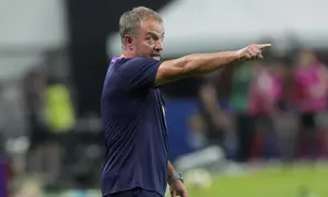 Pelatih Barcelona, Hansi Flick, bereaksi dalam laga persahabatan antara Barcelona dan FC Seoul di Stadion Piala Dunia Seoul, Seoul, Korea Selatan, Kamis, 31 Juli 2025. (AP Photo/Ahn Young-joon)