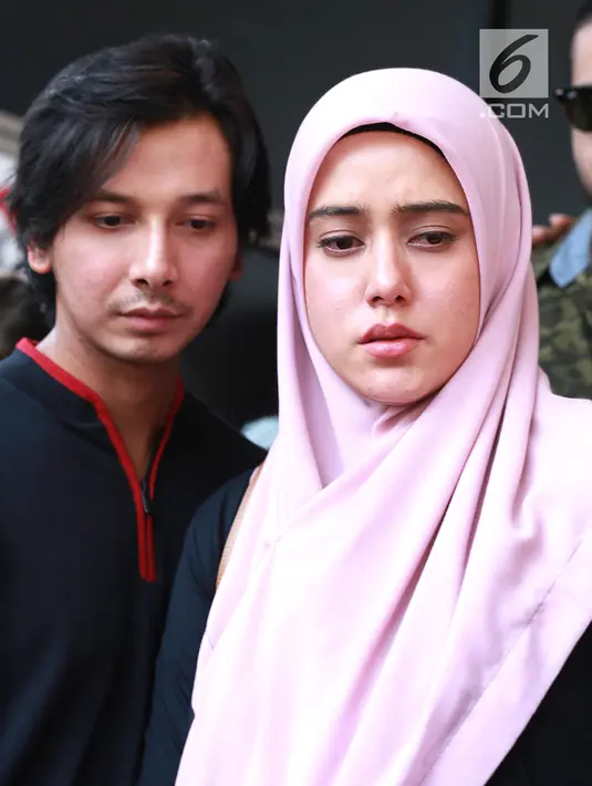 Fairuz A Rafiq didampingi suami Sonny Septian saat memberikan keterangan pers di Polda Metro Jaya, Jakarta Selatan, Senin (1/7/2019). Fairuz A Rafiq resmi melaporkan mantan suaminya, Galih Ginanjar dan pasangan youtuber, Rei Utami-Benua. (Fimela.com/Deki Prayoga)