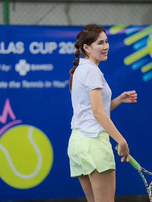 Syahnaz menguncir high pony-tail rambutnya dan dibagi menjadi beberapa bagian kecil. [Foto: Instagram/syahnazs]