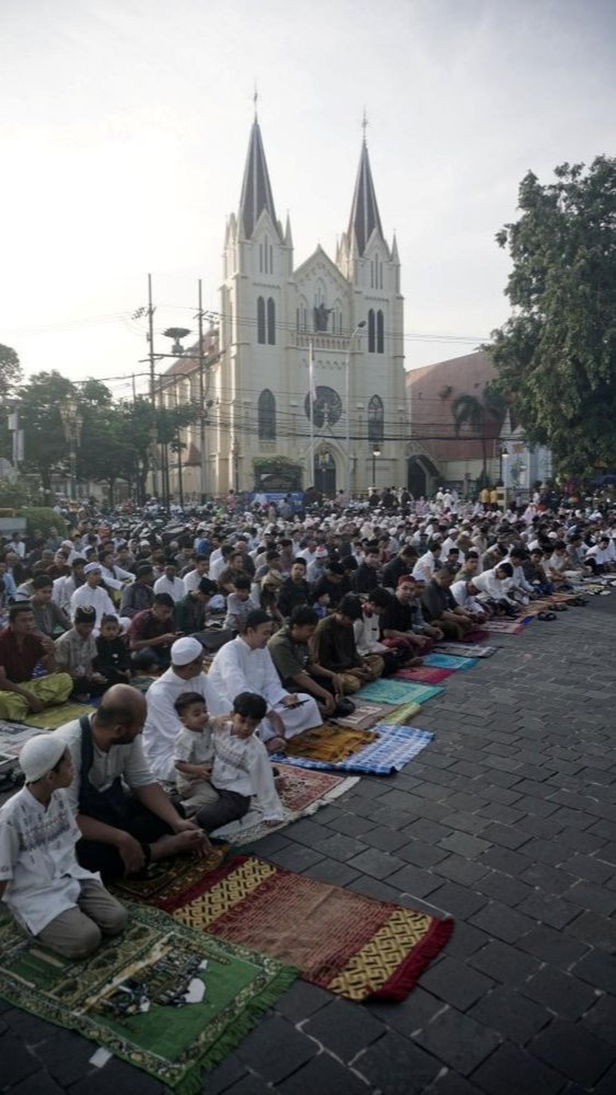 Para Romo, Suster, Frater, dan umat dengan ramah mempersilahkan umat Islam untuk masuk halaman gereja. Foto: merdeka.com / Nanda F. Ibrahim  <br>