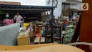 Warga memindahkan barang-barang saat proses pengosongan rumah dinas Kodam Jaya di Jakarta Pusat, Kamis (30/1/2020). Sebanyak 10 rumah dikosongkan karena penghuni tidak memiliki hak izin tinggal di rumah tersebut. (merdeka.com/Imam Buhori)