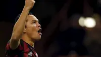 Striker AC Milan, Carlos Bacca saat merayakan gol