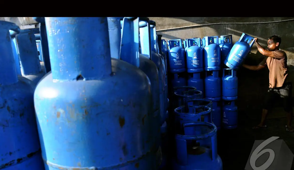 Pihak Pertamina menegaskan bahwa gas Elpiji 12 kg bukanlah barang subsidi. Dengan demikian, tidak harus izin dari pemerintah dan hanya melaporkan kepada Kementerian ESDM, Jakarta, Rabu (13/8/2014) (Liputan6.com/Miftahul Hayat)
