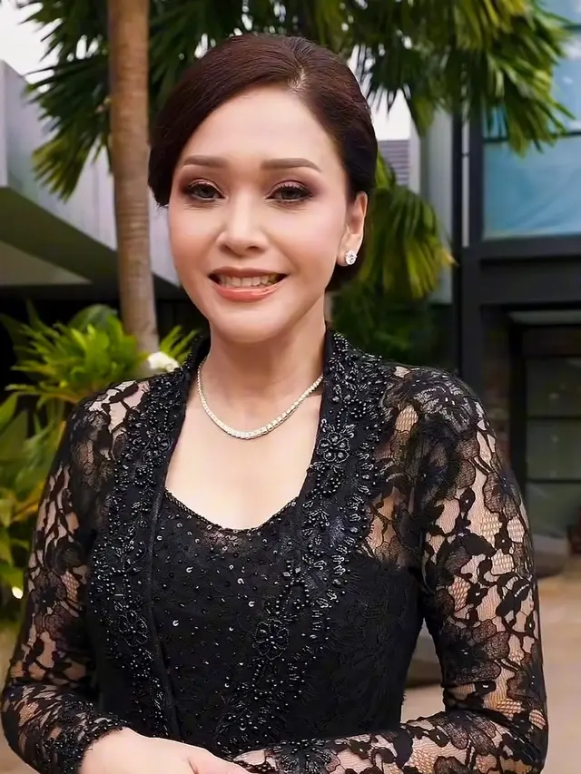 Maia Estianty Dibalut Kebaya Hitam Brokat pakai cincin berlian. [@maiaestiantyreal]