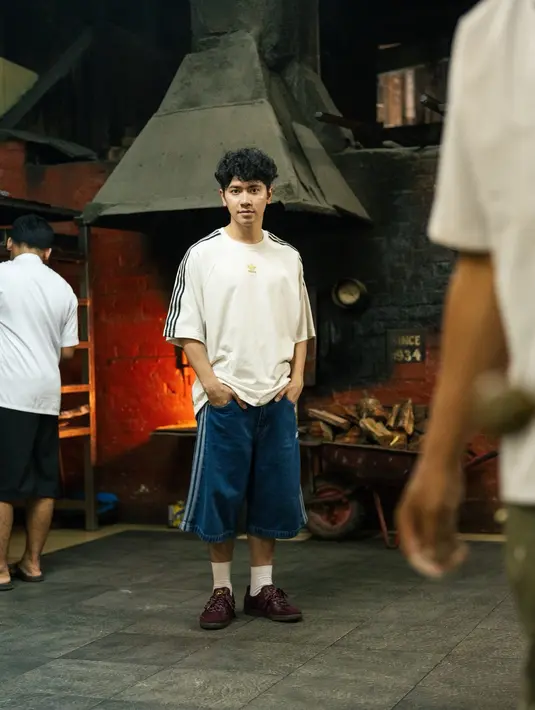 Koleksi edisi spesial ini melahirkan kembali siluet Samba yang populer, dengan warna merah marun yang mewah. Sepatu ini dilengkapi dengan dua set tali sepatunya yang mana salah satu diantaranya terinspirasi dari kain Ulos khas Sumatra, yang menambah sentuhan lokal pada sepatu ini.   [Foto: Adidas.dok]