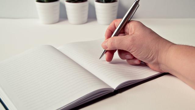 Ilustrasi menulis puisi