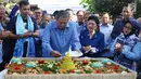 Ketua Umum Partai Demokrat Susilo Bambang Yudhoyono (SBY) memotong tumpeng dalam perayaan HUT Partai Demokrat ke-16 di Cikeas, Jawa Barat, Sabtu (9/9). (Liputan6.com/Angga Yuniar)