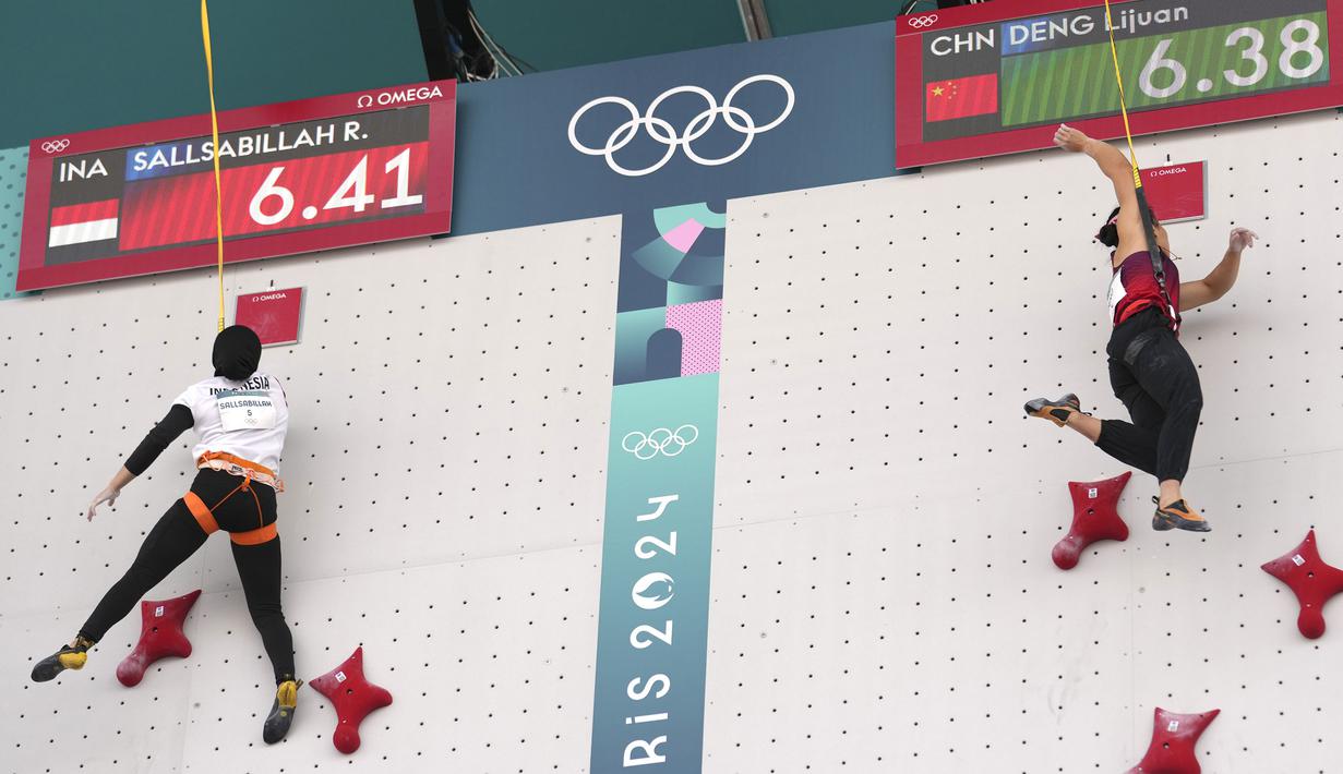 Atlet panjat tebing Indonesia, Rajiah Salsabillah (kiri) kalah cepat 0,03 detik dari wakil China, Deng Lijuan pada babak semifinal cabang olahraga panjat tebih Olimpiade Paris 2024 di Le Bourget Sport Climbing Venue, Paris, Prancis, Rabu (07/08/2024). (AP Photo/Tsvangirayi Mukwazhi)