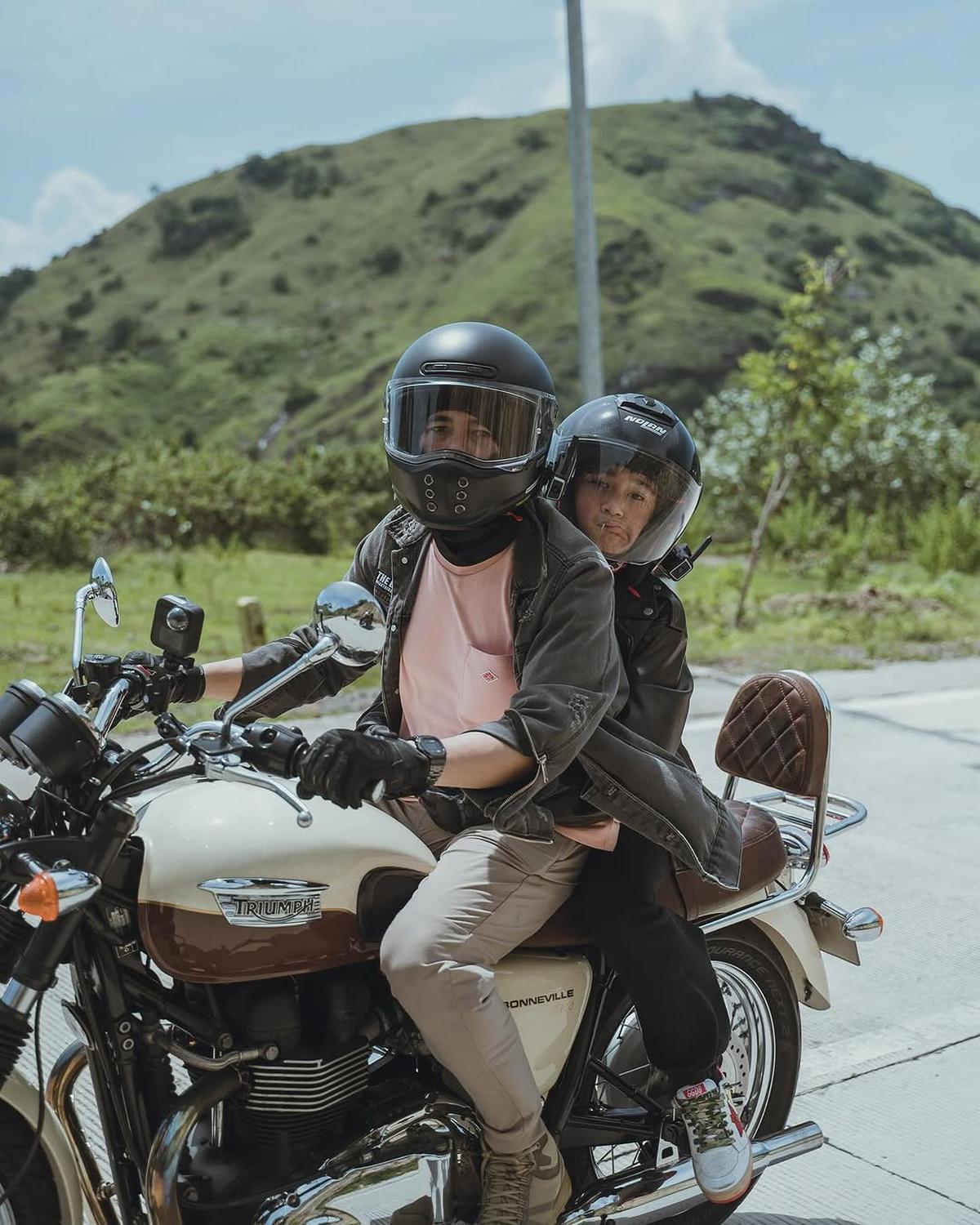 Potret Rafathar Ikut Touring Bareng Raffi Ahmad di Labuan Bajo, Tampak Asyik dan Bahagia