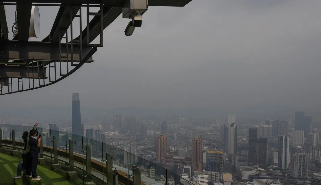 Pengunjung mengambil foto dari Menara KL saat kota Kuala Lumpur diselimuti kabut asap,  Selasa, 11 Agustus 2026/ (AFP/ Mohd Rasfan).