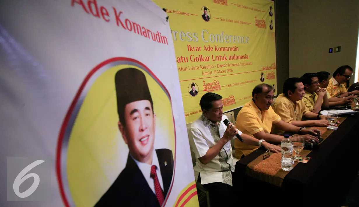 Tim sukses Ade Kamomarudin, Gandung Pardiman (kiri) memberikan keterangan pers  untuk memenangkan  bursa pemilihan calon ketua umum DPP Golkar di Yogyakarta, (11/3/2016). Rencana  Munaslub akan di gelar pada tahun 2016. (Liputan6.com/Boy Harjanto)