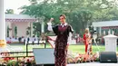 Manggung di acara formal dan resmi bukan hal baru bagi Lyodra Ginting. Namun tetap saja, pelantun “Kalau Bosan” dan “Terlanjur Mencinta” deg-degan saat tampil di hadapan Jokowi. Lyodra Ginting salah satu penampil dalam perayaan HUT ke-77 RI di Istana Negara, Jakarta, Rabu (17/8/2022). Ia melantun sejumlah lagu daerah untuk menembalkan cinta Tanah Air. (Foto: Dok. Instagram @lyodraofficial).