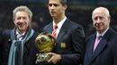 Legenda Manchester United, Denis Law (kiri) pernah meraih Ballon d'Or di tahun 1964. Pemain Skotlandia ini mampu tampil gemilang pada musim itu dengan mengoleksi 41 gol dari 39 laga di semua ajang. Ia juga dinobatkan sebagai top scorer ketiga sepanjang masa bagi Setan Merah. (Foto: AFP/Andrew Yates)