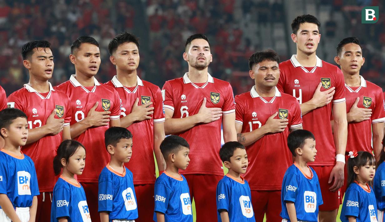 <p>Para pemain starting XI Timnas Indonesia berbaris menyanyikan lagu kebangsaan Indonesia Raya menjelang dimulainya laga putaran pertama Kualifikasi Piala Dunia 2026 Zona Asia menghadapi Brunei Darussalam di Stadion Utama Gelora Bung Karno (SUGBK), Kamis (12/10/2023) malam WIB. (Bola.com/M Iqbal Ichsan)</p>
