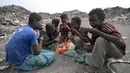 Sejumlah anak laki-laki makan bersama usai mengumpulkan sampah untuk didaur ulang di tempat pembuangan sampah di kota Houdieda, Yaman, Rabu (20/1). (REUTERS/Abduljabbar Zeyad)