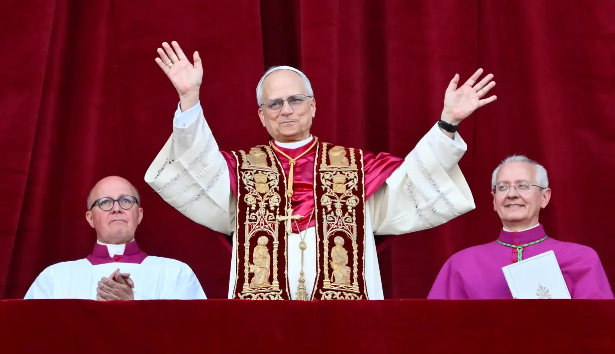 Paus Leo XIV yang baru terpilih, Robert Francis Prevost melambaikan tangan dari balkon loggia pusat utama Basilika Santo Petrus untuk pertama kalinya, setelah para kardinal mengakhiri konklaf, di Vatikan, pada 8 Mei 2025 waktu setempat. (Alberto PIZZOLI/AFP)