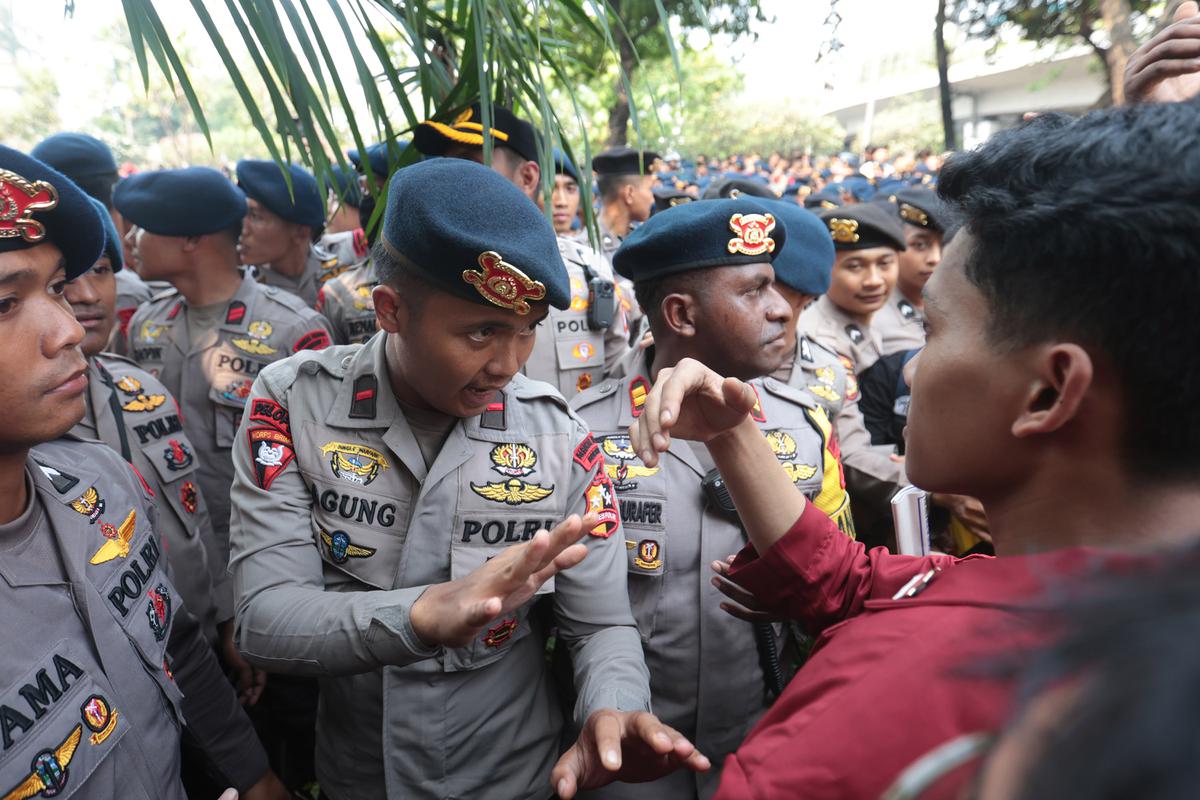 Aksi Dorong Mendorong Warnai Upaya Mahasiswa Menuju Gedung DPR