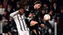Bek Juventus, Juan Cuadrado (Kiri) dan pemain depan Freiburg, Lucas Hoeler berebut bola dalam laga leg pertama babak 16 besar Liga Europa 2022-2023 di Allianz Stadium, Jumat (10/3/2023) dini hari WIB. Juve membombardir barisan bek lawan dengan tembakan-tembakan keras, tapi Freiburg menunjukkan pertahanan solid. (Photo by Marco BERTORELLO / AFP)